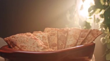 Farklı aromalı bir tabakta kızarmış hamur işi.