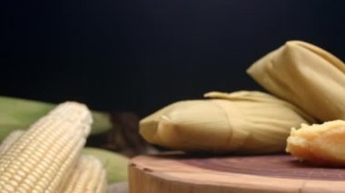 Pamonha denilen mısırdan yapılmış tipik Brezilya yemekleri.