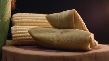 Pamonha denilen mısırdan yapılmış tipik Brezilya yemekleri.
