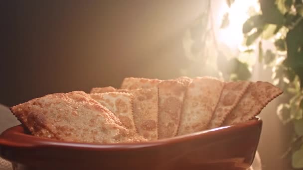 Gebakken Gebak Een Bord Met Verschillende Smaken — Stockvideo