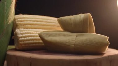 Pamonha denilen mısırdan yapılmış tipik Brezilya yemekleri.