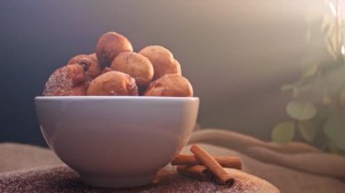 Tipik bir Brezilya yemeği, Bolinho de Chuva. Kızarmış, şeker ve tarçınlı.
