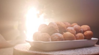 Tipik bir Brezilya yemeği, Bolinho de Chuva. Kızarmış, şeker ve tarçınlı.