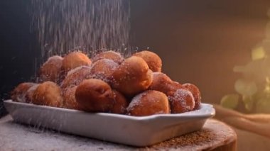 Tipik bir Brezilya yemeği, Bolinho de Chuva. Kızarmış, şeker ve tarçınlı.