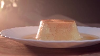 Sütlü puding ve üstüne şeker pekmezi.