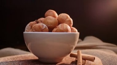 Tipik bir Brezilya yemeği, Bolinho de Chuva. Kızarmış, şeker ve tarçınlı.