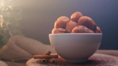 Tipik bir Brezilya yemeği, Bolinho de Chuva. Kızarmış, şeker ve tarçınlı.