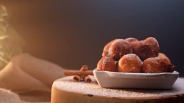 Tipik bir Brezilya yemeği, Bolinho de Chuva. Kızarmış, şeker ve tarçınlı.