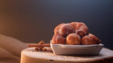 Tipik bir Brezilya yemeği, Bolinho de Chuva. Kızarmış, şeker ve tarçınlı.