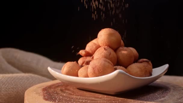 Typisk Brasiliansk Mat Bolinho Chuva Stekt Med Socker Och Kanel — Stockvideo