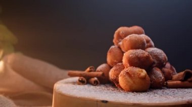 Tipik bir Brezilya yemeği, Bolinho de Chuva. Kızarmış, şeker ve tarçınlı.