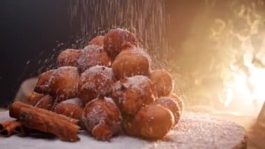 Tipik bir Brezilya yemeği, Bolinho de Chuva. Kızarmış, şeker ve tarçınlı.