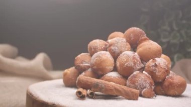 Tipik bir Brezilya yemeği, Bolinho de Chuva. Kızarmış, şeker ve tarçınlı.