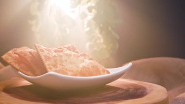 Tipik bir Brezilya yemeği, Pastel de feira. Yanında Portekizce Pastel yazıyor.