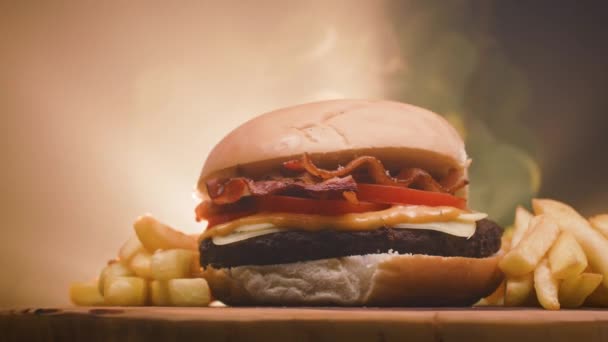 Burger Pomidorem Bekonem Specjalnym Sosem Hamburger Pojawia Się Obok Niego — Wideo stockowe