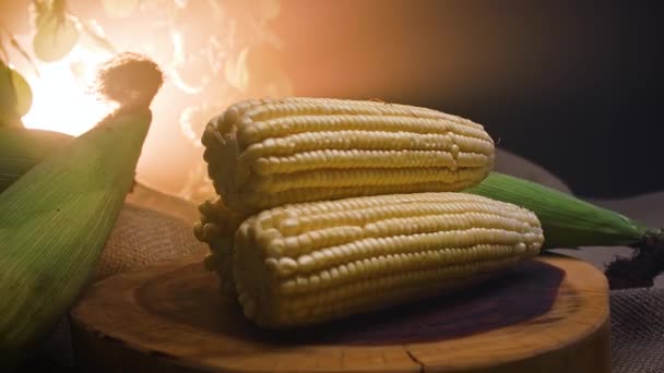 Tři Kukuřice Dřevěné Desce Vedle Zdá Být Psáno Angličtině Kukuřice — Stock video