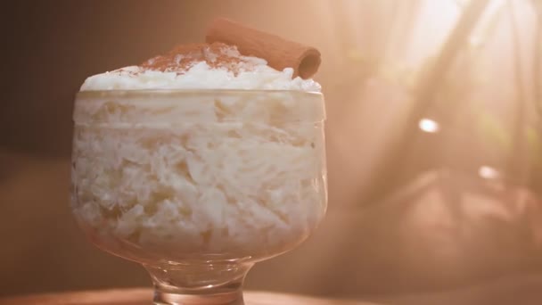 Una Comida Típica Brasileña Llamada Arroz Con Leche Junto Ella — Vídeos de Stock