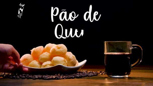 一种典型的巴西食品 Queijo 旁边写的是葡萄牙语Po Queijo — 图库视频影像