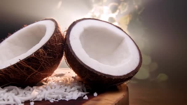 Kokosnöt Delad Mitten Med Kokosnötsspån Ovanpå Träskiva — Stockvideo