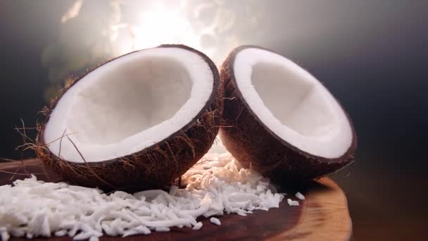 Noix Coco Fendues Deux Avec Copeaux Noix Coco Sur Dessus — Video