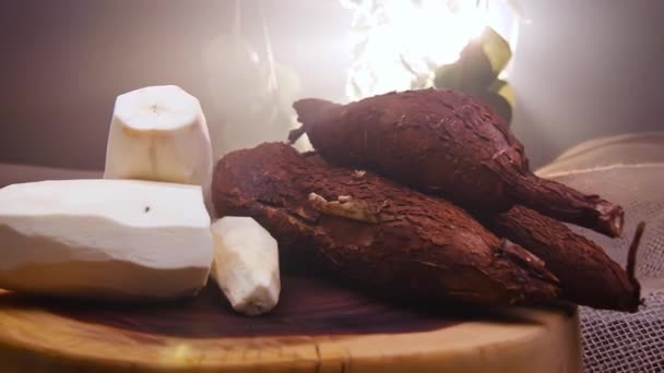 木薯和木薯壳在木板上剥皮 — 图库视频影像