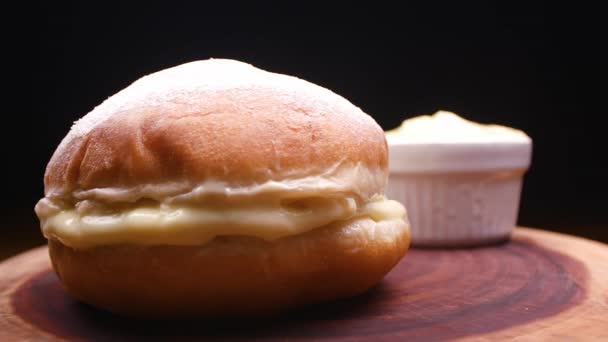 Postre Brasileño Conocido Como Sonho Relleno Con Crema Vainilla — Vídeos de Stock