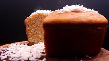 Hindistan cevizi aromalı hindistan cevizli kek.