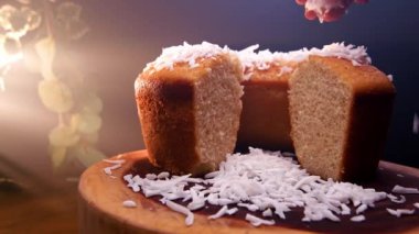 Hindistan cevizi aromalı hindistan cevizli kek.