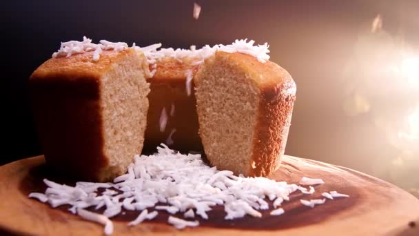 椰子蛋糕 椰子味的蛋糕 扔在上面 — 图库视频影像