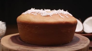 Hindistan cevizi aromalı hindistan cevizli kek.