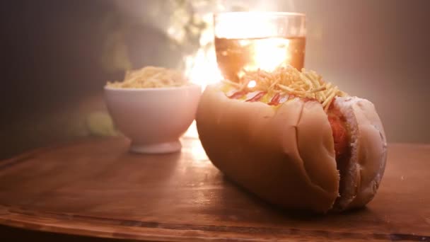 Hot Dog Dvěma Párky Omáčkou Kečupem Hořčicí — Stock video