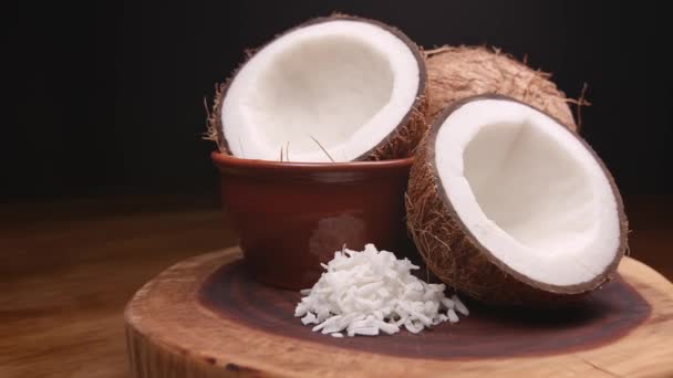 Kokos Podzielony Pół Wiórami Kokosowymi Desce Drewnianej — Wideo stockowe
