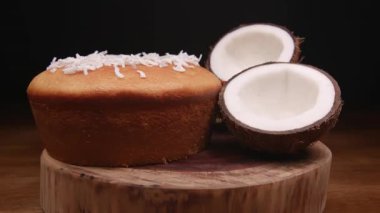 Hindistan cevizi aromalı hindistan cevizli kek.