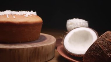 Hindistan cevizi aromalı hindistan cevizli kek.