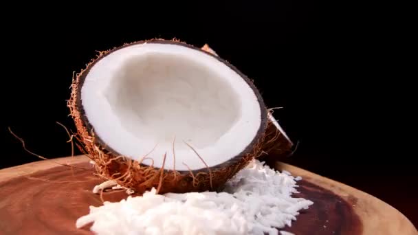 Noix Coco Fendues Deux Avec Copeaux Noix Coco Sur Dessus — Video