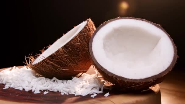 Kokosnöt Delad Mitten Med Kokosnötsspån Ovanpå Träskiva — Stockvideo