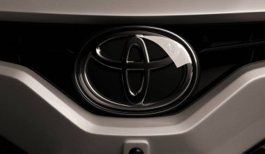 Imaty, Kazakistan, 5 Kasım 2019. Siyah arka planda Toyota Camry 70. 3d hazırlayıcı