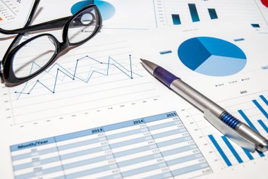 Grafikler ve kalem ve gözlük ile