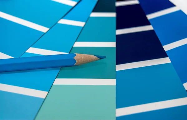 Livro de amostras de cor com lápis de cor no fundo branco — Fotografia de Stock