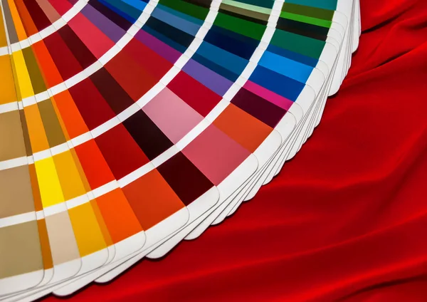 Livro de amostra de cor no tecido vermelho — Fotografia de Stock