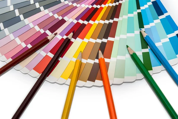 Livro de amostras de cor com lápis de cor — Fotografia de Stock