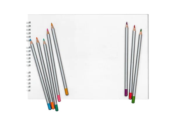 Lápices multicolores en el álbum para dibujar aislados en blanco —  Fotos de Stock