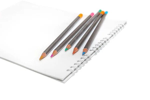Crayons multicolores sur l'album pour dessin isolé sur blanc — Photo