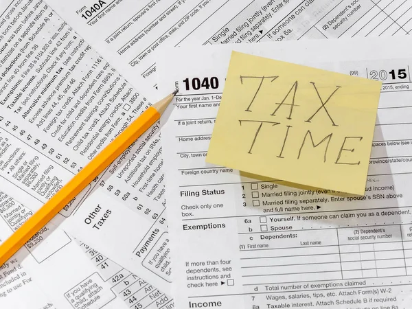 Formulario de impuestos con lápiz y pegatina — Foto de Stock
