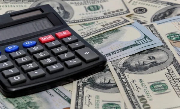 Kalkulator na tle dolarów — Zdjęcie stockowe