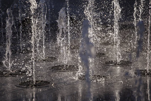 Fontana d'acqua. Flusso d'acqua spruzzi a terra — Foto Stock