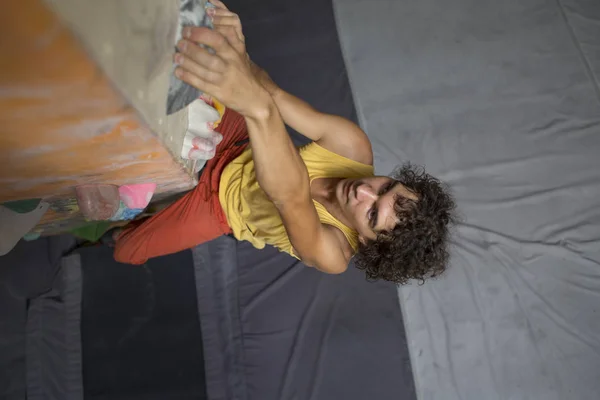 Kaya tırmanışçısı bouldering intdoors duvar tırmanma üzerinde