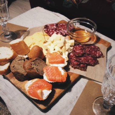 Aperatifler için beyaz şarap, peynir, et, sosis