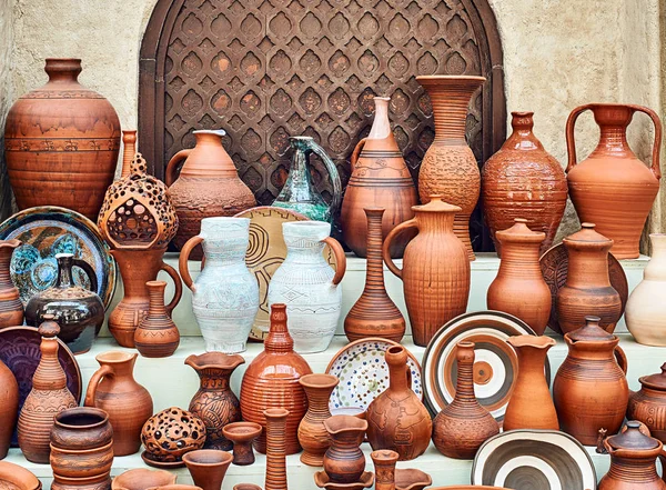Vitrine mit handgemachter Keramik — Stockfoto