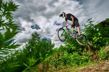 Atlama ve anında bir dağ bisikleti